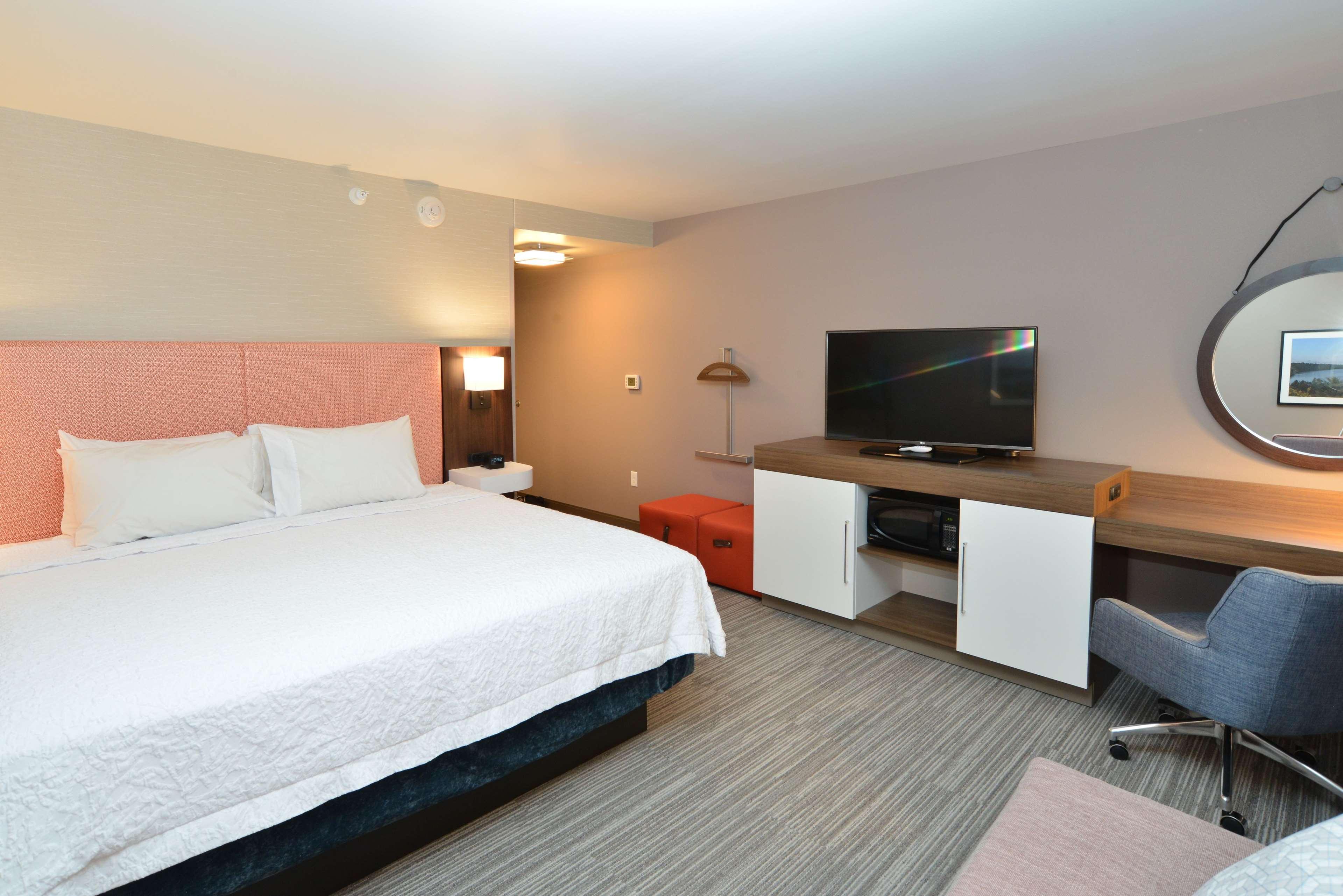 Hampton Inn & Suites Menomonie-Uw Stout Exterior photo